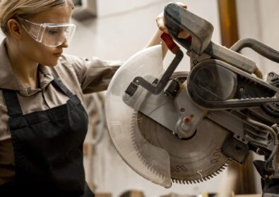 side-view-female-carpenter-with-tool-glasses
